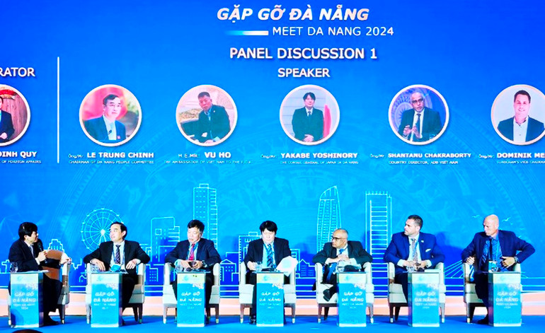 Phiên thảo luận chuyên đề về khơi thông nguồn lực, hợp tác quốc tế, thúc đẩy phát triển kinh tế-xã hội trong giai đoạn mới.