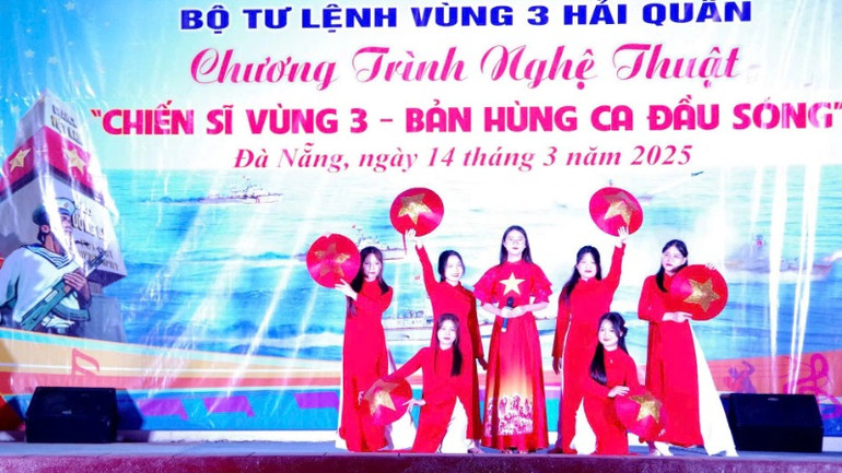 Tiết mục văn nghệ của Trường Đại học Đông Á tại đêm giao lưu.