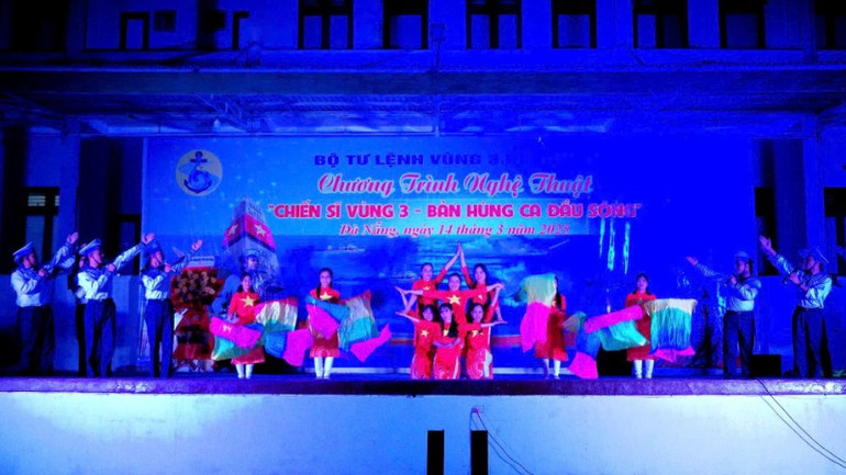 Chiến sĩ Hải quân Vùng 3 cùng các em học sinh hát về đất nước.