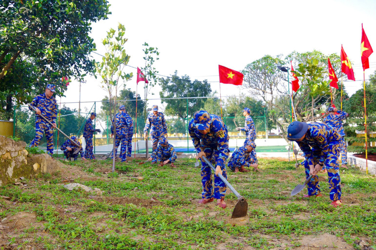 Chăm sóc thảm cỏ cây xanh.