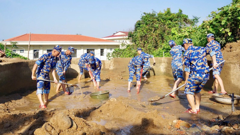 Thu dọn bùn, rác thải khu vực đóng quân.