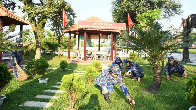 Làm đẹp cảnh quan trong đơn vị.