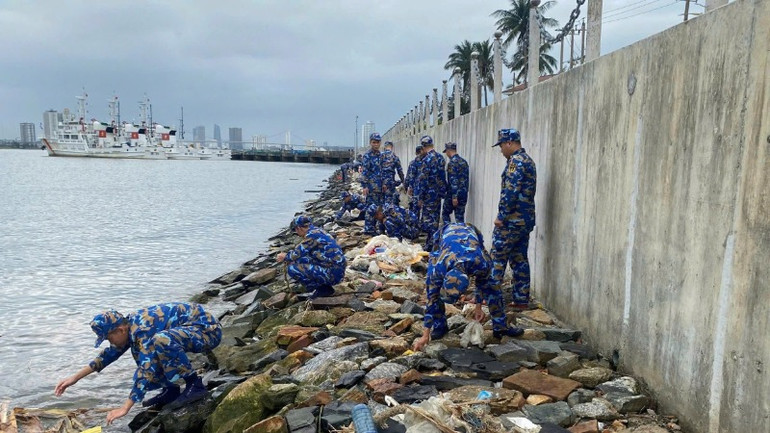 Thu dọn rác dọc bờ biển.