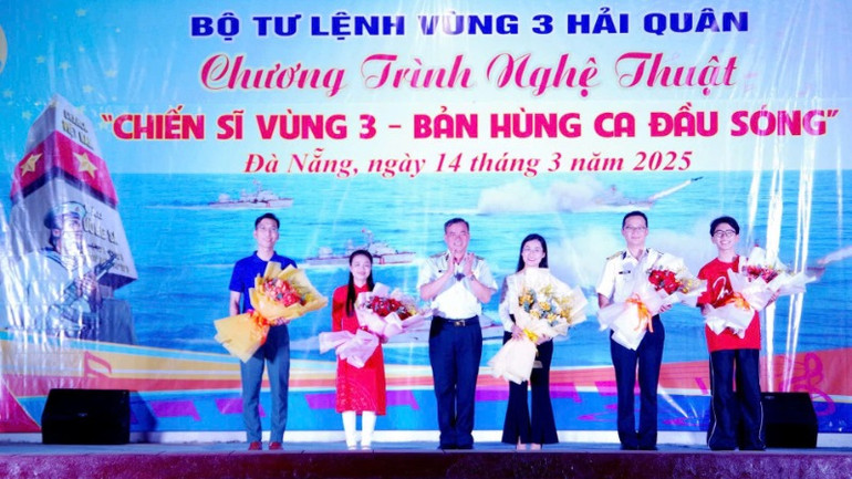 Chuẩn Đô đốc Nguyễn Đăng Tiến, Bí thư Đảng ủy, Chính ủy Vùng 3 Hải quân tặng hoa các đội văn nghệ tham gia biểu diễn.