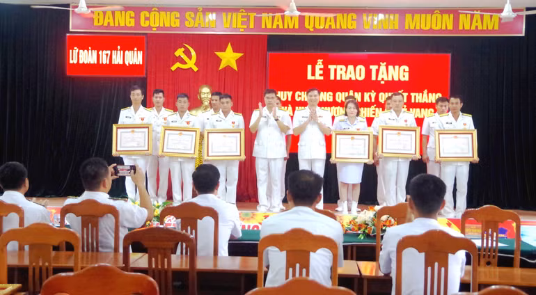 Trao Huy chương Quân kỳ quyết thắng, Huy chương Chiến sĩ vẻ vang cho các sĩ quan, quân nhân chuyên nghiệp.