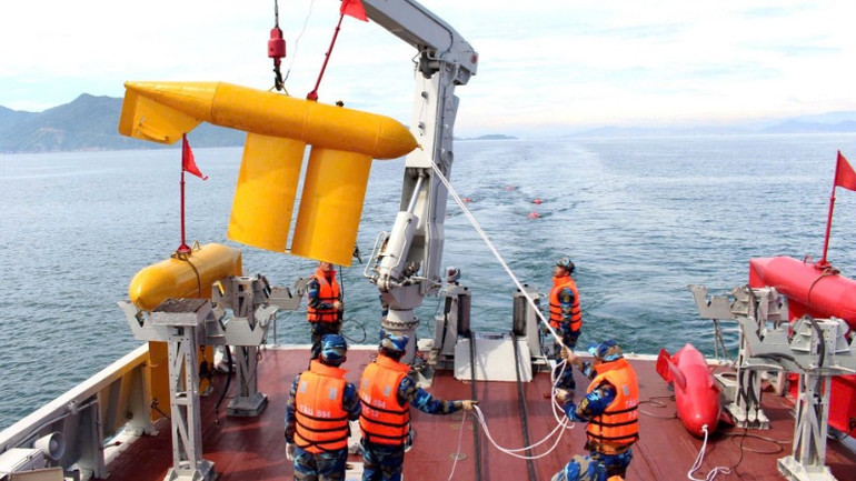 Tàu của Lữ đoàn 161, Vùng 3 Hải quân thực hiện nhiệm vụ thả rà quét trên biển.