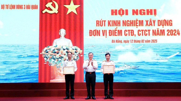 Trao giấy khen cho hai tập thể có thành tích tốt trong công tác đảng, công tác chính trị và thực hiện quy chế dân chủ cơ sở. Trao giấy khen cho hai tập thể có thành tích tốt trong công tác đảng, công tác chính trị và thực hiện quy chế dân chủ cơ sở.