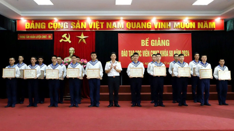 Chỉ huy Trung tâm huấn luyện chuyên môn kỹ thuật nghiệp vụ Vùng 3 Hải quân trao thưởng các học viên có thành tích tốt trong khóa học.