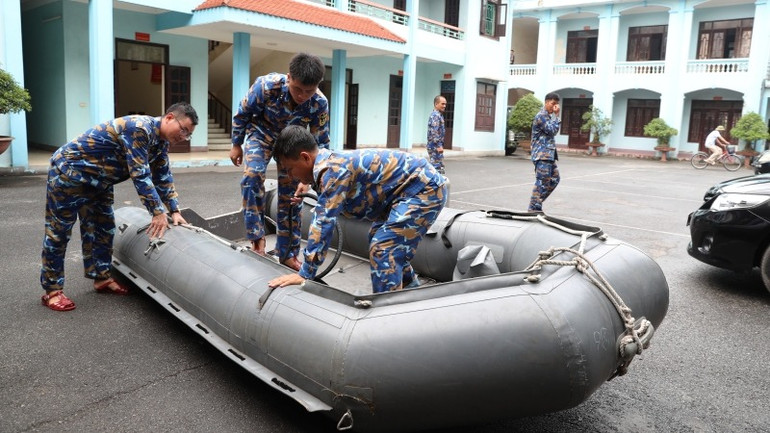 Đặc công Hải quân tham gia tìm kiếm người mất tích trong vụ sập cầu Phong Châu.