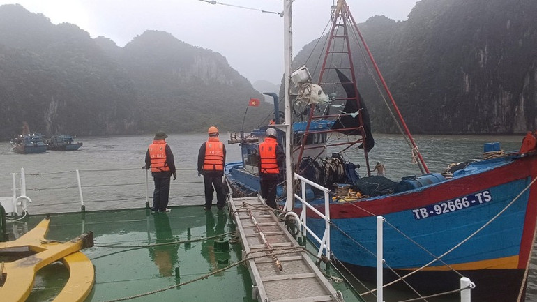 Cứu ngư dân gặp nạn trên biển đưa về bờ an toàn.