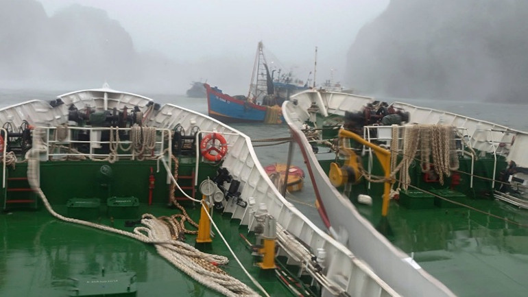 Cứu kéo tàu ngư dân gặp nạn trong bão số 3.