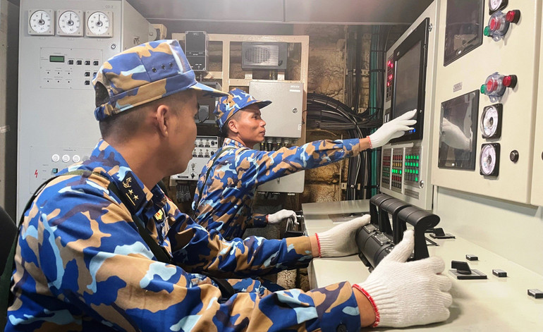 Kiểm tra, duy trì tình trạng và tính đồng bộ của vũ khí, trang thiết bị kỹ thuật tại Tàu 274, Lữ đoàn 172.