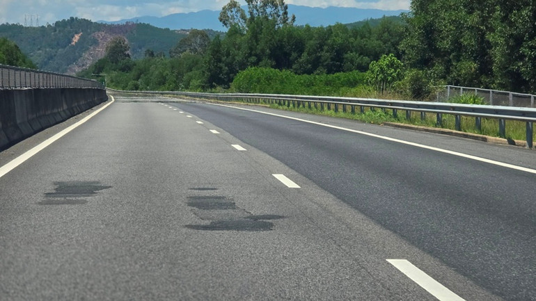 Ổ gà vừa được vá sơ sài, chiếu lệ.