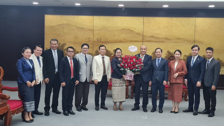 Tình hữu nghị đặc biệt Việt Nam-Lào mãi mãi xanh tươi, đời đời bền vững.