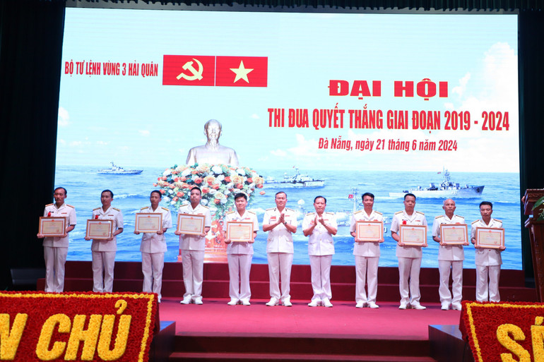 Thủ trưởng Bộ Tư lệnh Quân chủng Hải quân trao thưởng các tập thể, cá nhân xuất sắc.
