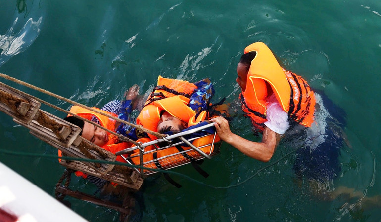 Cán bộ, chiến sĩ Tàu 263, Hải đội 515 thực hành cứu người rơi xuống nước.