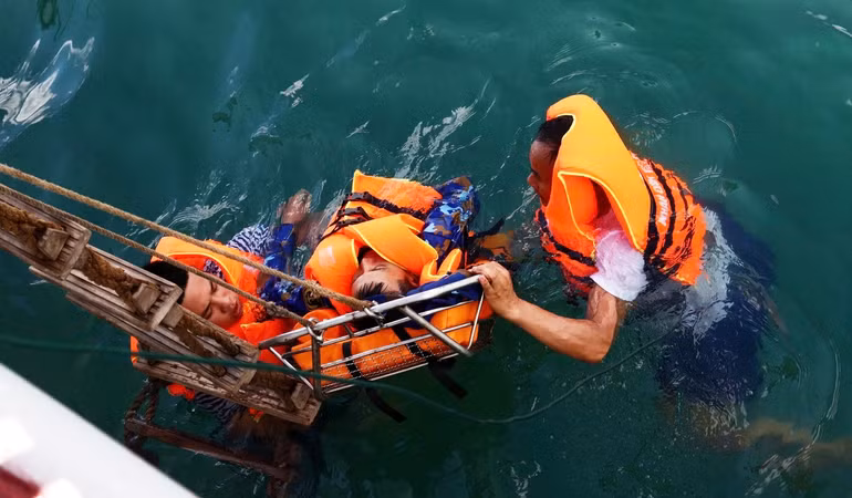 Cán bộ, chiến sĩ Tàu 263, Hải đội 515 thực hành cứu người rơi xuống nước. Cán bộ, chiến sĩ Tàu 263, Hải đội 515 thực hành cứu người rơi xuống nước.