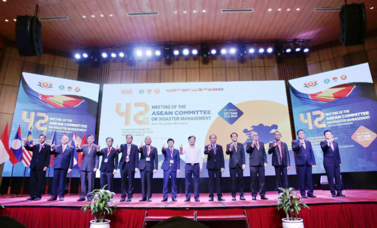 Đại biểu các nước cùng thể hiện tuyên bố Một ASEAN, Một Ứng phó (One ASEAN, One Respose) trong phòng chống thiên tai.