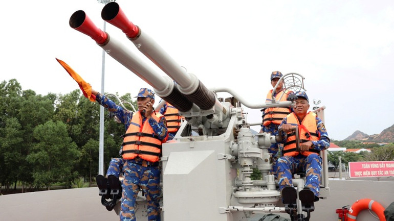 Kiểm tra việc sử dụng vũ khí, khí tài tại tàu 503.