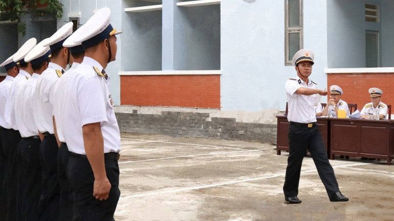 Điều lệnh đội ngũ tay không của các sĩ quan tàu.