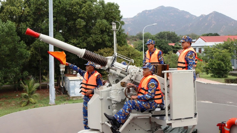 Thao tác sử dụng vũ khí, khí tài, trang bị.