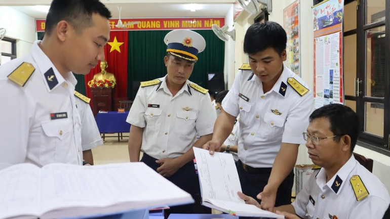 Kiểm tra việc ghi chép thông tin, sổ sách ngành kỹ thuật.