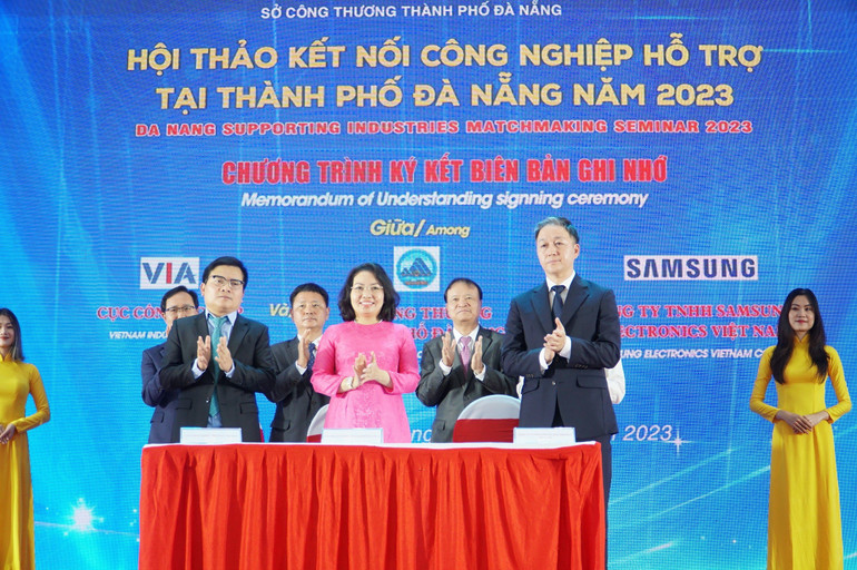 Ký kết Biên bản ghi nhớ (MOU) giữa về hợp tác triển khai dự án phát triển nhà máy thông minh tại thành phố Đà Nẵng. Ký kết Biên bản ghi nhớ (MOU) giữa về hợp tác triển khai dự án phát triển nhà máy thông minh tại thành phố Đà Nẵng.