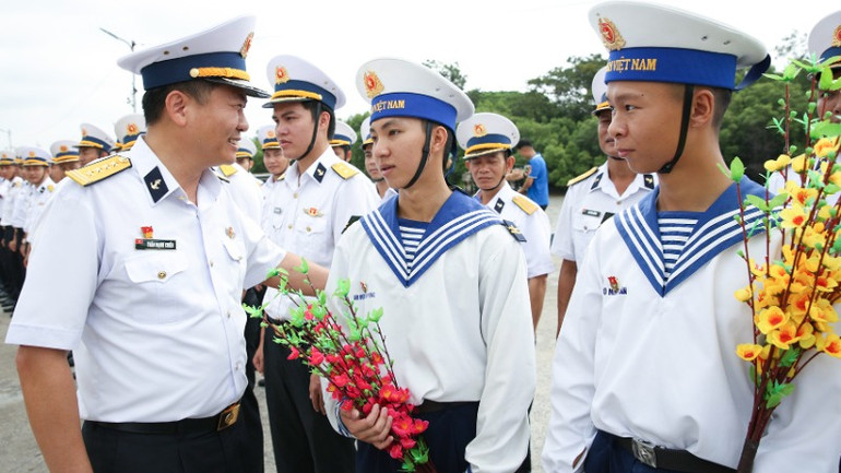 Đại tá Trần Mạnh Chiến, Chính ủy Vùng động viên chiến sĩ lên đường thực hiện nhiệm vụ tại Nhà giàn DK1.