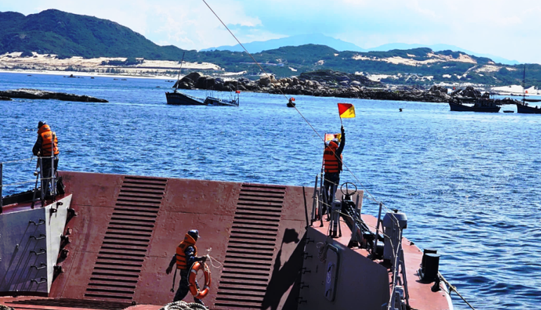 Cứu kéo và hỗ trợ khắc phục, sửa chữa tàu BĐ 95008 TS.