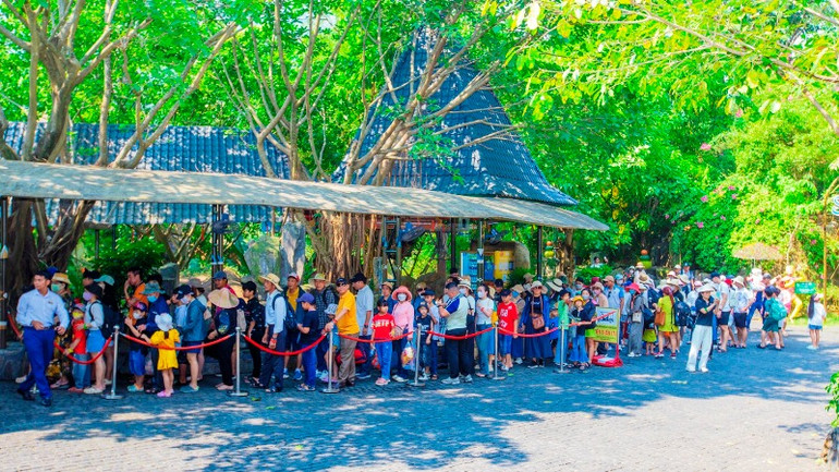 Du khách xếp hàng dài để vào cổng