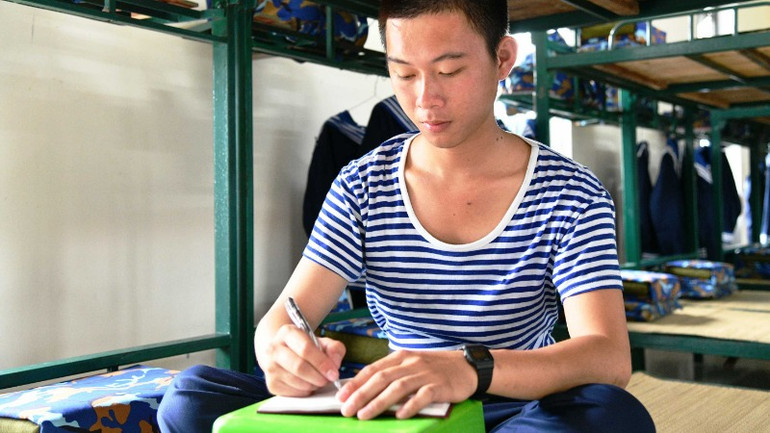 Nắn nót trang nhật ký đầu tiên của người lính trẻ.