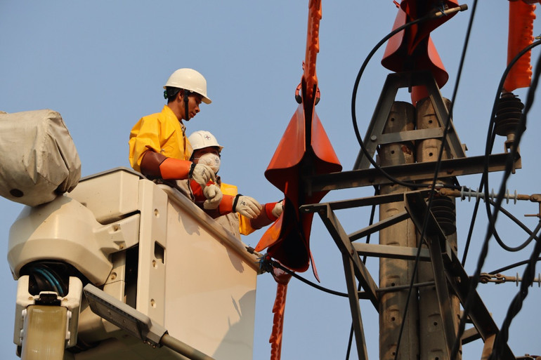 Sử dụng thiết bị hiện đại để nâng cấp, sửa chữa lưới điện ở vùng trũng Lệ Thủy, Quảng Bình.