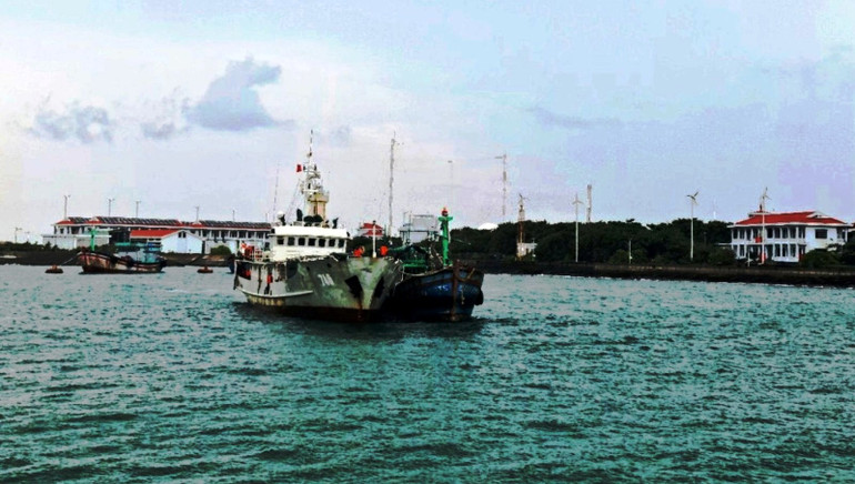 Trung tâm dịch vụ Hậu cần-Kỹ thuật đảo Trường Sa hỗ trợ khắc phục sự cố tàu cá để ngư dân tiếp tục đi khai thác hải sản.