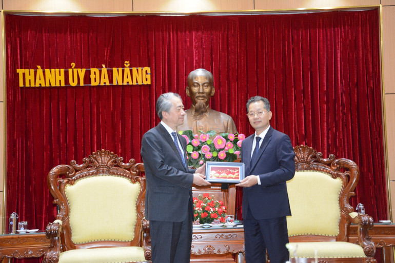 Bí thư Thành ủy Đà Nẵng tặng quà lưu niệm cho Đại sứ Hùng Ba.