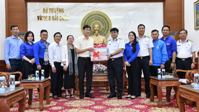 Đoàn công tác Trường Chính trị Cà Mau tặng quà cho cán bộ, chiến sĩ Vùng 5 Hải quân.