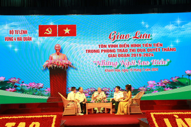 Giao lưu gương điển hình tiên tiến xuất sắc trong phong trào thi đua quyết thắng.