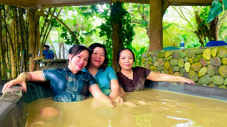 Tắm bùn khoáng nóng, dịch vụ chăm sóc sức khỏe luôn hút khách