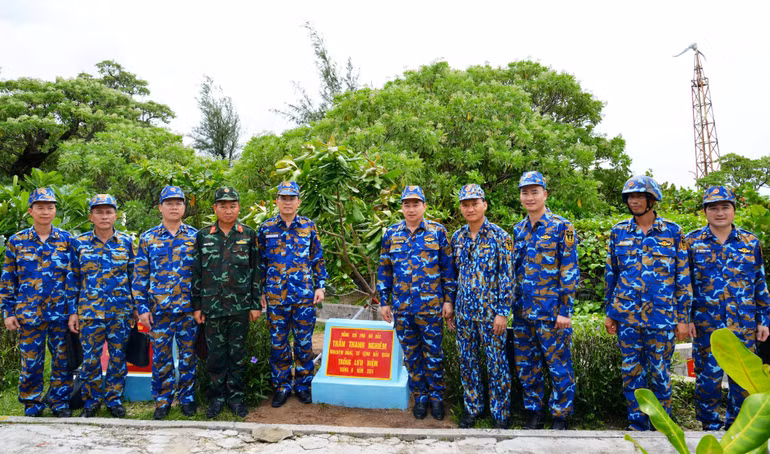 Trồng cây lưu niệm tại đảo Song Tử Tây