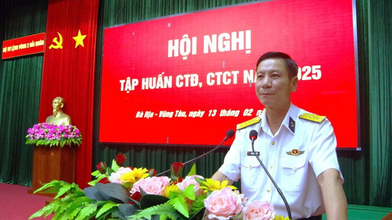 Đại tá Đỗ Hồng Duyên, Phó Chính ủy Vùng phát biểu chỉ đạo tại hội nghị tập huấn.