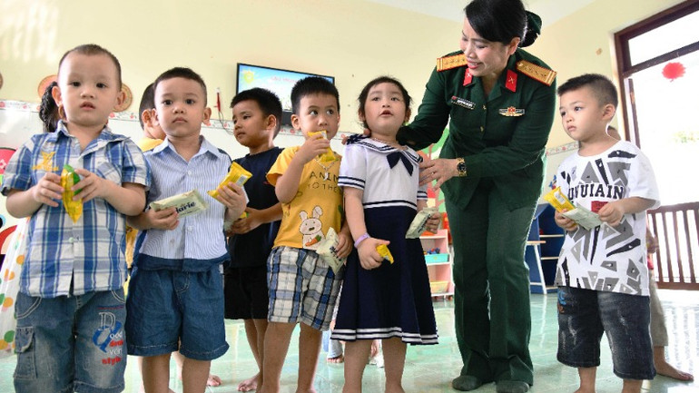 Tặng quà cho các cháu mầm non là con em quân nhân.