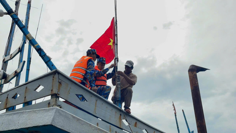 Cán bộ, chiến sĩ Hải quân Vùng 1 giúp ngư dân neo đậu tàu thuyền tránh bão.