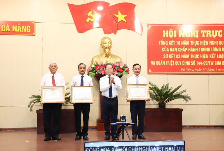 Tặng Bằng khen cho các cá nhân có thành tích xuất sắc trong xây dựng đời sống văn hóa, con người. Tặng Bằng khen cho các cá nhân có thành tích xuất sắc trong xây dựng đời sống văn hóa, con người.