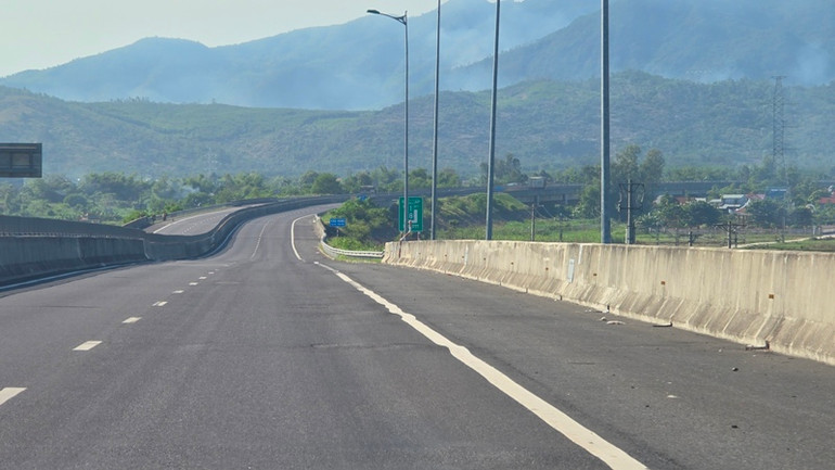 Mặt cầu Kỳ Lam gồ ghề, lồi lõm, vạch kẻ đường mờ, méo mó.