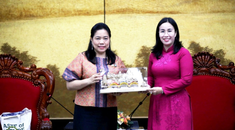 Trao quà lưu niệm hình Cầu Rồng - biểu tượng của Đà Nẵng cho bà Wiraka Moodhitaporn, Tổng Lãnh sự Thái Lan tại Thành phố Hồ Chí Minh. Trao quà lưu niệm hình Cầu Rồng - biểu tượng của Đà Nẵng cho bà Wiraka Moodhitaporn, Tổng Lãnh sự Thái Lan tại Thành phố Hồ Chí Minh.