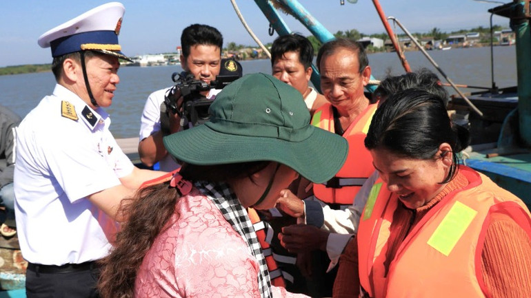 Tặng áo phao cho bà con ngư dân.