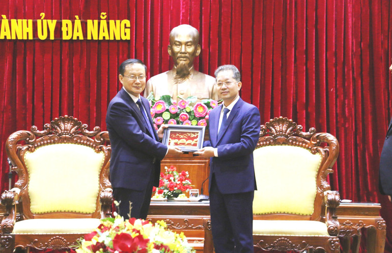 Trao tặng bức tranh lưu niệm "Cầu Rồng", biểu tượng phát triển của Đà Nẵng.