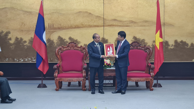 Đồng chí Souphanh Hadaoheuan trao tặng lãnh đạo Đà Nẵng biểu tượng của đất nước Lào anh em. Đồng chí Souphanh Hadaoheuan trao tặng lãnh đạo Đà Nẵng biểu tượng của đất nước Lào anh em.