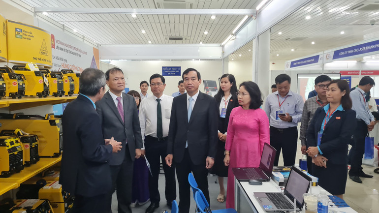 Đại biểu dự khai mạc hội chợ tham quan gian hàng của Liên minh Hỗ trợ công nghiệp Việt Nam. Đại biểu dự khai mạc hội chợ tham quan gian hàng của Liên minh Hỗ trợ công nghiệp Việt Nam.