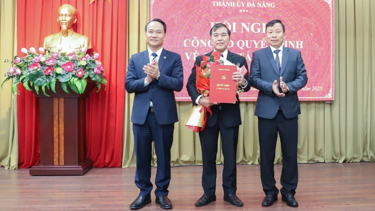 Trao quyết định bổ nhiệm chức vụ Phó Trưởng ban Thường trực Ban Tổ chức Thành ủy Đà Nẵng cho đồng chí Nguyễn Đức Nam, Tổng Biên tập báo Đà Nẵng.