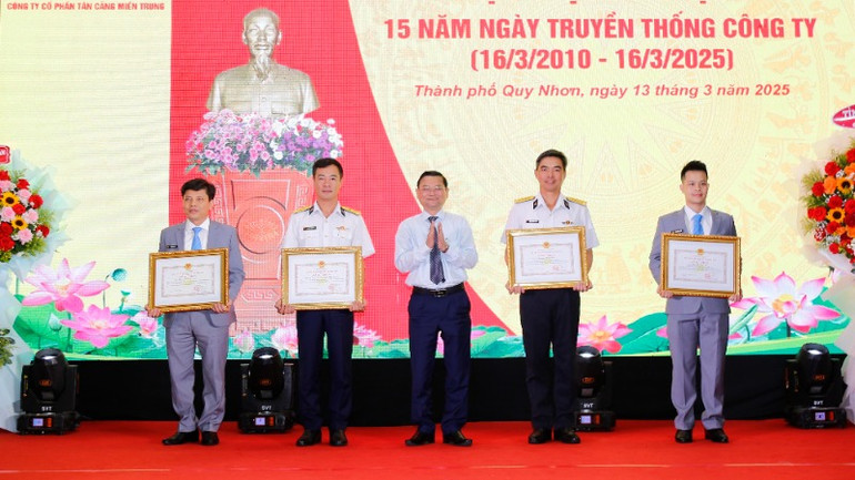 UBND tỉnh Bình Định tặng Bằng khen cho Công ty Tân cảng miền trung.